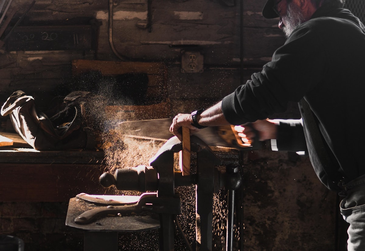 Handarbeit an der Werkbank
